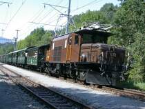 100 Jahre Albula & Ruinaulta (24.08.2003) Anl�sslich der Festivit�ten verkehrt in der Rheinschlucht ein nostalgischer Zug mit der Ge 6/6 I 412 und den historischen Dampfzugwagen. Hier beim Zwischenhalt ind Valendas-Sagogn.