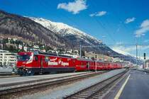 RhB Schnellzug 535 von Chur nach St.Moritz am 07.03.1998 Einfahrt Samedan mit E-Lok Ge 4/4III 641 - D 1216 - B 2358 - B 2377 - B 2391 - A 1228 - A 1241 - FO PS 4011 - As 1161 - WR 3811 - B 2326 - B 2257 - B 2349 - B 2269. Hinweis: Lok mit Werbung BERNINA-EXPRESS, gescanntes Dia
