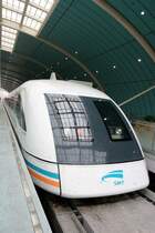 Shanghai Maglev Train am 25.6.06 in der Station Longyong Road in Shanghai.Unschwer zu erkennen handelt es sich um den umstrittenen deutschen Transrapid, welcher in Shanghai erfolgreich als Flughafenshuttle eingesetzt wird. Er �berwindet die 25km lange Strecke in 6 min.Das Foto stammt von einem guten Freund aus der Flugzeugspotterbranche. :0)