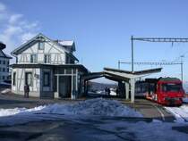 BDeh 3/6 wartet auf die Abfahrt nach Rorschach Hafen vor dem h�bschen Bahnhofsgeb�ude mit dem h�sslichen Perrondach. Heiden (05.01.2006)