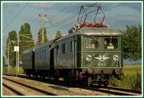 1072.01 mit ihrem SR 16405 bei der R�ckfahrt von Wolfsthal nach Wien S�d bei der Durchfahrt der Haltestelle Mannsw�rth.