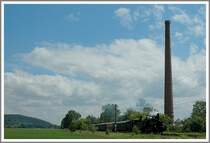 17c 372 und die ungarische 204 mit ihrem Sdz R 16247 am 11.6.2006 von Wien auf dem Weg zum Dampfloktreffen in M�rzzuschlag kurz vor dem Bahnhof Gloggnitz.