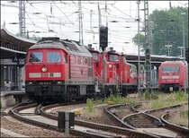Mini-Lokzug - 232 443-2 zieht 362 900-3 & 363 218-9 in Richtung Rostock.  (Stralsund am 24.06.06) 