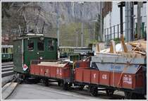 He 2/2 54 manvriert in Lauterbrunnen die unzhligen Gterwagen fr den Transport ins autolose Wengen. (25.04.2012)
