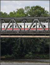 Falsche Fensterpfosten - 

ICE 1 auf der Main-Neckar-Brücke in Frankfurt am Main. 

12.07.2012 (J)