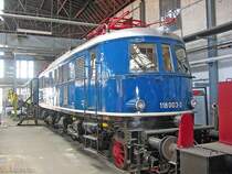 BR 118 003-3 in der Halle des DB-Museum Koblenz-L�tzel am 24.6.2006