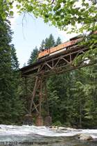 15.7.2012 BNSF #4925 (C44-9W) berquert als Schlusslok den Skykomish River. Ich wusste von der Signalsstellung oben, dass ein Zug im Kommen war - konnte ihn des Rauschens aber nicht hren. So bleib also keine Zeit eine bessere Position weiter am/im Fluss einzunehmen. 