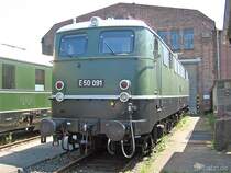 Die frisch renovierte E50 091 auf dem Au�engel�ndes des DB-Museum Koblenz-L�tzel am 24.6.2006