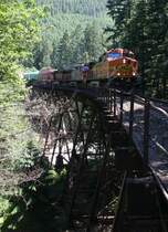 15.7.2012 Skykomish River, WA. BNSF 5454 (C44-9W) fhrt den gemischten Gterzug an, der auch 3 Flugzeug-Rmpfe fr Boeing Richtung Seattle befrdert.
