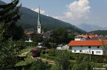 IVB Niederflurtriebwagen Nr. 352 auf der Fahrt Kreith - Innsbruck, Innsbrucker Verkehrsbetriebe Linie STB, Stubaitalbahn Innsbruck Hbf. - Fulpmes, 1.000 mm, fotografiert in Mutters am 02.07.2010 