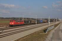 151 127 mit KLV-Zug am 09.06.2012 auf den Schnellfahrgleisen bei Hattenhofen