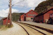 Bahnhof Myrdal 866 m hoch, 20,2 km von Flam und Ende der Flambahn im August 1993, hier noch mit Oberleitungs-Holzmast. Das Gleis 11 ist den Z�gen nach Flam und Bergen vorbehalten, eine Ausfahrt Richtung Finse - Oslo ist nicht m�glich.