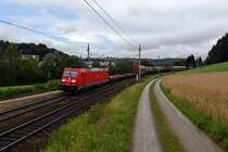 185 357 mit einem Gterzug am 14.07.2012 unterwegs bei Ingling.