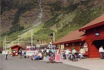 Bahnhof Flam im August 1993, links Triebzug Bm 69 001, rechts ein schwedischer Triebzug X 10, sie waren kurze Zeit auf der Flambahn im Einsatz, leider habe ich damals keine bessere Aufnahme von dem Zug gemacht.