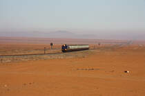 PERURAIL 751 durchquert die Wste auf dem Altiplano in Sdperu. Der Zug kommt vom Hafen Matarani, wo er mit Sure fr die Kupferminen beladen wurde. Er ist kurz vor seinem Ziel La Joya, wo die Behter auf LKW umgeladen und zu den einzelnen Minen gebracht werden. 28.08.2011