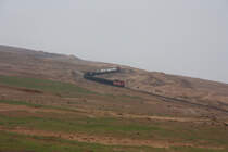 SPCC 33 und 31 schlngeln sich langsam hinunter an die Pazifikkste, die rechts im Nebel, etwa 250 Hhenmeter niedriger, liegt. 29.8.2011