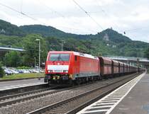 189 043 AK mit Ganzzug bestehend aus Fals-Wagen fhrt am rechten Rhein entlang durch Knigswinter.Aufgenommen am 12.7.2012