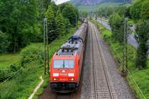 185 283-9 von Railion  kommt mit einem gemischten Gterzug aus Richtung Kln-Gremberg und fhrt in Richtung Koblenz.
Aufgenommen auf der Rechten Rheinstrecke bei Bad-Honnef bei Regenwolken am 16.7.2012.