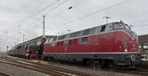Heutzutage ganz seltene Kombination: V 200 116 als Vorspannlok vor dem Sonderzug nach Osnabrck und weiter - ohne Vorspannlok - nach Hamburg; gezogen von 01 1066 mit Doppeltender und 12 Reisezugwagen (spter 14, Gesamtlnge 410 m) am Morgen des 15.07.2012 in Mnster Hbf. 