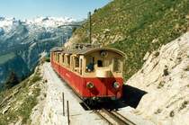 Be 2/2 + B + B auf Talfahrt Kurz nach der ausfaht aus dem Bahnhof Schynige Platte