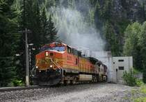 15.7.2012 stl. Ende des Cascade Tunnels, Washington. Obwohl der Zug schon eine geraume Weile unterwegs war, blieb der Eingang verschlossen. Dann ffnete sich das Tor und ein Licht am Ende des Tunnels erschien. Eine Minute spter erschien BNSF 5276 (C44-9W) als erste von 3 bzw. 5 Loks, (2 Schlussloks) eine gewaltige Rauchwolke vor sich herschiebend. 