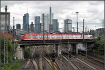 . Im Landeanflug - 

Wie ein Flugzeug legt sich die S-Bahn in die Kurve um hinabzugleiten in die Tiefe des Kellerbahnhofes unter dem Frankfurter Hauptbahnhof. 

12.07.2012 (J)