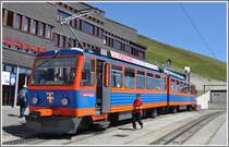 Bhe 4/8 11  Mendrisio  hat Generoso.Vetta auf 1607 m /M. erreicht. Zug 15 hat fr die 1300m Hhendifferenz und 9km Distanz 36 Minuten bentigt. Die Wagenfhrerin wechselt den Fhrerstand, um als Zug 16 in einer halben Stunde die Talfahrt anzutreten. (16.07.2012)