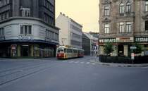 Wien Wiener Stadtwerke-Verkehrsbetriebe (WVB) SL 8 (E1 4771 (SGP 1972)) XV, Rudolfsheim-Fünfhaus, Sechshaus, Ullmannstraße / Sparkassaplatz im Juli 1977. - Scan eines Diapositivs. Kamera: Leica CL.