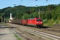 185 295 mit einem gemischten Gterzug am 14.07.2012 bei der Durchfahrt in Wernstein am Inn.