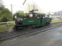 Die Ffestiniog Railway (walisisch Rheilffordd Ffestiniog) wurde angelegt, um den Schiefer aus dem Bergbauort Blaenau Ffestiniog in die Kstenstadt Porthmadog zu transportieren. Heute werden hauptschlich Nostalgiefahrten mit Dampflokomotiven durchgefhrt. Dieses interessante, symmetrisch aufgebaute Fahrzeug mit zwei Kesseln und dem in der Mitte liegenden Fhrerstand mit dem klingenden walisischen Namen  Iarll Meirionnydd  zog am 10.7.2012 den ziemlich langen Zug ber die etwa 13,5 Meilen lange Strecke (Bahnhof Blaenau Ffestiniog).