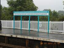 Das ist sie also, die Eisenbahnstation mit dem weltweit lngsten Namen, bestehend aus 58 Buchstaben. Die korrekte Aussprache befindet sich freundlicherweise gleich in der Zeile darunter. Zu finden ist sie auf der zu Wales gehrenden Insel Anglesey; vom Festland kommend ber die Britannia-Brcke fahren, die erste Abfahrt nehmen, links abbiegen und in die erste Ortschaft (Llanfairpwllgwyngyll) fahren. Im Zentrum befindet sich auf der linken Seite ein Parkplatz mit einem unbersehbaren Souvenirshop; Aufnahme vom 6.7.2012