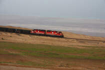 SPCC 31 und 33 ( EMD GP40-2 ) fhren einen mit Kupfererz beladenen Zug talwrts Richtung Hafen ILO. 29.8.2011
Im Hintergrund : zuerst die Panamericana Sur, dann die Pazifikkste.
