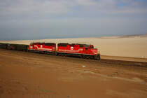 SPCC 31 und 33 ( EMD GP40-2 ) fhren einen mit Kupfererz beladenen Zug talwrts Richtung Hafen ILO. 29.8.2011 
Im Hintergrund die Pazifikkste.