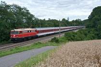 1042.23 mit SLP 14872 bringt fr eine Pilgerfahrt nach Lourdes eine Wagengarnitur von Bratislava nach Linz. Die Aufnahme enstand am 15.07.2012 kurz nach der Haltestelle Unter Oberndorf. Hierbei konnte um Sekundenbruchteile ein Gegenzugschaden eines REX vermieden werden;-)