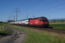 Re 460 029-2 befindet sich am 22.6.12 mit den IR 2521 bei Gland.