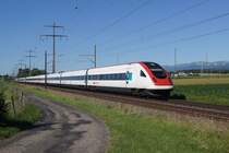 RABDe 500 041-9 und RABDe 500 029-4 fahren am 22.6.12 von Nyon Richtung Gland.