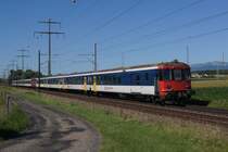 Der RE 2621 nhert sich am 22.6.12 Gland. 