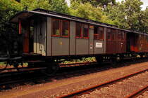 In diesem Wagon 2125 der K.P.E.V. in Minden, bin ich das erstemal in meinem Leben IV Klasse gefahren......mit einer Holzbank quer zur Fahrtrichtung, einer Eingangstre die zweiflgelig zu ffnen ist, ein wunderbar restaurierter Wagen in den preussichen orginal Farben....man fhlt sich um ber 100 Jahre zurck versetzt. 8.7.2012