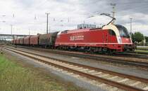 SLB 91 (1216 940) und die eingebundene CargoServ 1216 930 unterwegs im Bahnhof Wels. Aufgenommen am 17. Juli 2012.