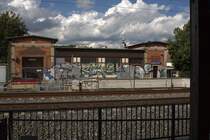 Blick vom Zugang zum Interims-S-Bahnsteig auf  das Gebude des Treppenaufganges zum ehemaligem Bahnsteig 4 des Bahnhofes Radebeul West. Die Tage des Gebudes sind gezhlt.  17.07.12  17:19 Uhr