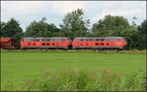 225 073-6 u. 225 028-0 kurz nach der Ausfahrt von Sande in Richtug Varel. 17/07/2012