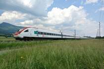 Doppeltraktion ICN bei Durchfahrt in Bettlach, 30.05.2012.