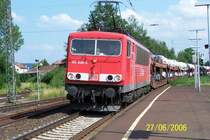 Jubel, Jubel - ein  Stromcontainer  f�hrt am 27.06.2006 durch Kahl/Main. Leider entdeckte ich zu sp�t, dass bei 155 008-6 der erste Stromabnehmer angelegt wurde. so befindet sich dieser zu dicht am Bildrand.