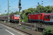 Zwei BR 143 begegnen sich im Bahnhof K�ln-Deutz; 23.06.2006