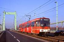 K�ln Tw 2114 auf der M�lheimer Br�cke, 15.12.1992.