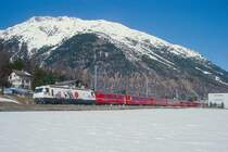 RhB Schnellzug 535 von Chur nach St.Moritz am 12.03.2000 Ausfahrt Bever mit E-Lok Ge 4/4III 649 - D 4215 - B 2440 - B 2424 - B 2392 - A 1281 - A 1226 - A 1225 - WR 3811 - A 1268 - B 2442 - B 2365 - B 23296. Hinweis: Lok-Werbung BCU, gescanntes Dia
