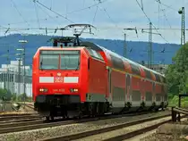 146 020 zieht am 16.07.2012 den RE1 auf der KBS 480, hier kurz hinter Aachen Rothe-Erde. 