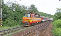 240 121-4 mit Regionalzug Os 2020 Bratislava hl. st/Pre�burg Hbf. (16:26) – K�ty (17:34) durchf�hrt der Roten Br�cke kurz bei Haltepunkt Bratislava-�elezn� studienka/Pre�burg-Eisenbrunnen; 18.07.2012