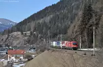 1116 015 mit einer Rollenden Landstra�e am 10.03.2012 bei Wolf am Brenner