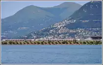 S10 25159 mit einem vier- und einem sechsteiligen Flirt auf dem Damm von Melide. (16.07.2012)